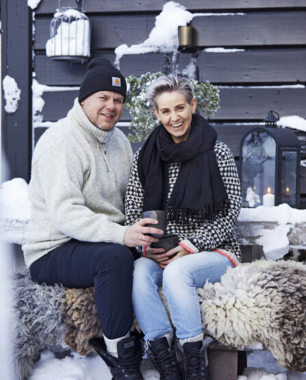 Janne og Henrik koser seg ofte i hytteveggen. – Vi elsker ull og har noen kilo av det her på Logalodgen, både til å ha på kroppen, sitte på og tulle rundt oss. Om mulig, så handler vi helst lokalt.