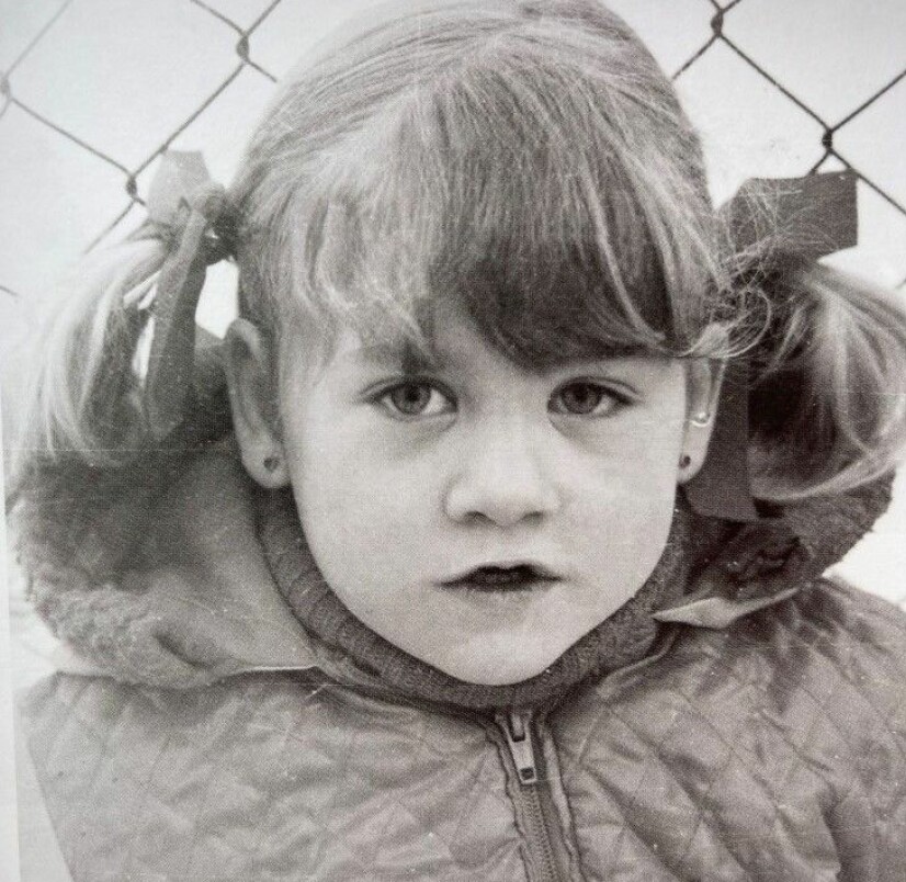 BESTEMTE SELV: Tre år og med irrgrønne øredobber i barnehagen. Storesøster hadde fått hull i ørene, og Cecilie nektet å vente til hun ble seks.