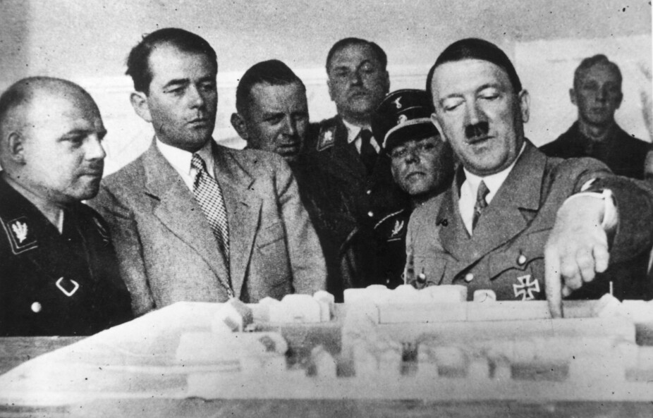 ALBERT OG ADOLF : Diktator Adolf Hitler (1889 - 1945) diskuterer planer for nytt administrasjonsbygg i Weimar. Mann nr. 2 fra venstre er sjefarkitekt Albert Speer (1905-1981).