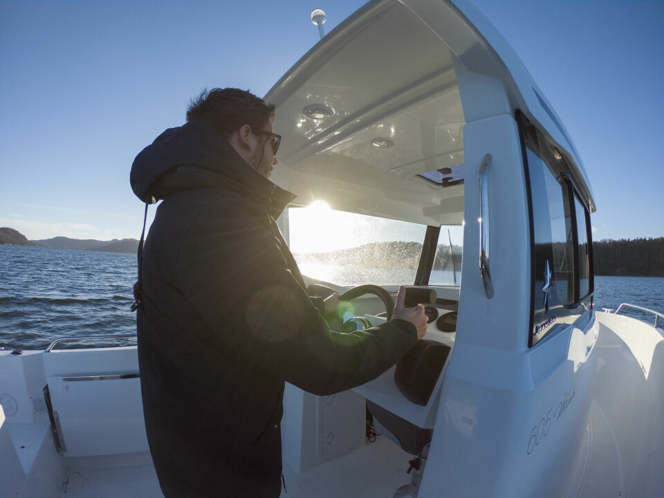 TREKK UT: Utvendig styreposisjon er fint for fritidsfiske. I Marlin 605 har Jeanneau laget en løsning der konsollen med ratt, gass og instrumenter kan skyves inn og ut av hytta.
