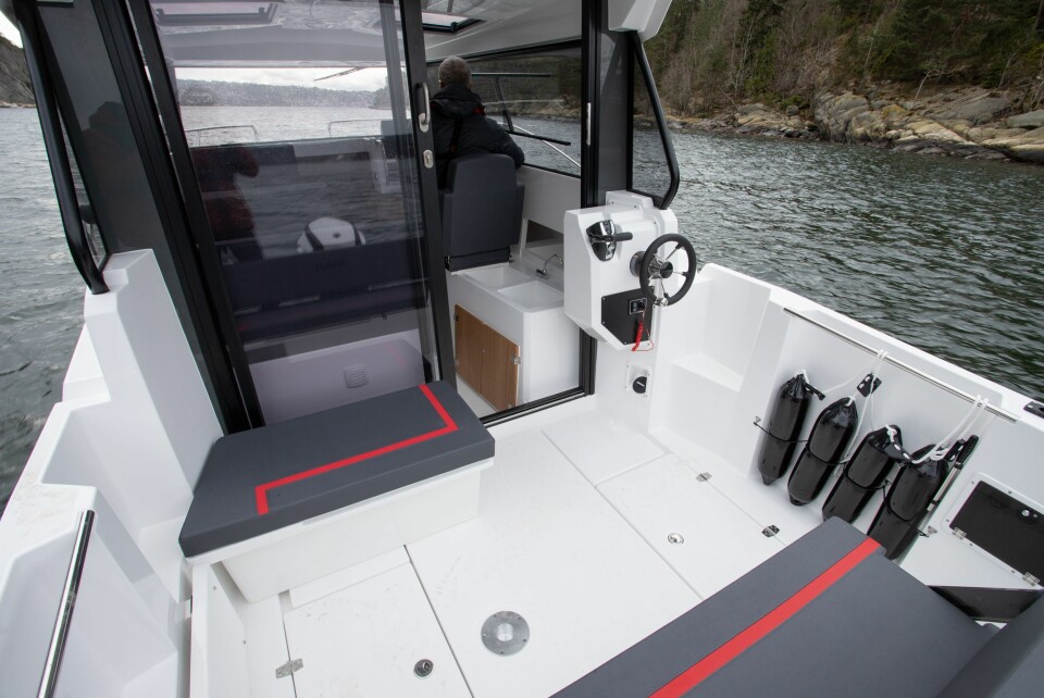 STORT AREAL: Rommelig akterdekk og utvendig styreposisjon, som i her i Sting 730 Fast Track, er viktig for at flere kan fiske samtidig. Så blir det en avveining mellom behovet for dørkplass og en sittebenk for å hvile rumpa på.