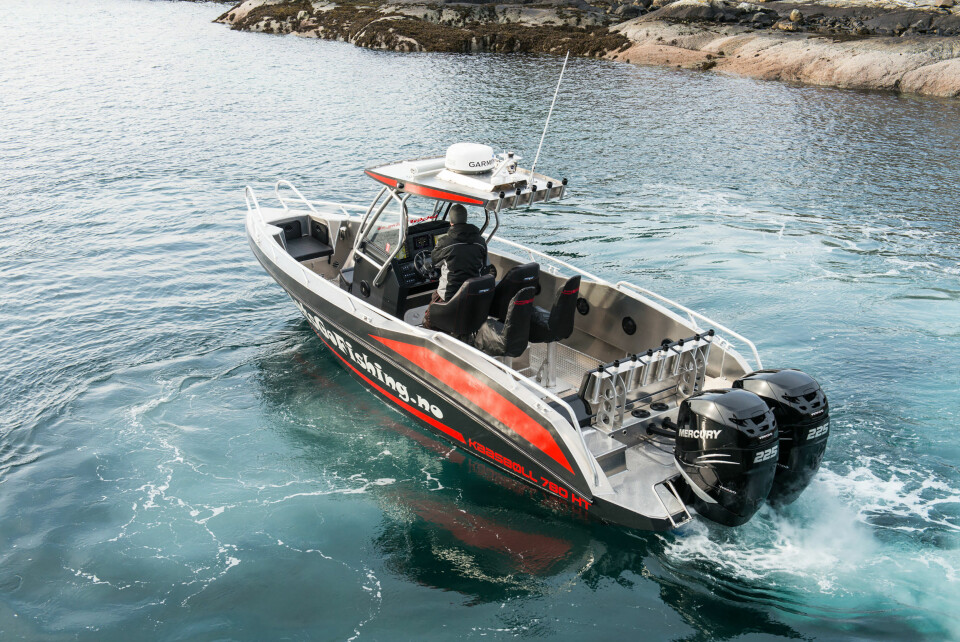 NEED FOR SPEED: Ingen tvil om at du bør holde på parykken når denne Kaasbøll 780 HT feier rundt i Lofoten med ivrige fiskere, eller fartsglade turister om bord.
