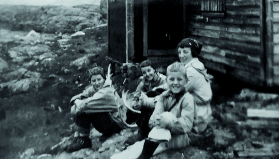 LILLEBROR DØDE: Tvillingene Åse og Eva sammen med moren Alfhild og lillebror Øyvind utenfor hytta på Mågelitopp. Øyvind døde i ulykken, de andre ble hardt skadet.