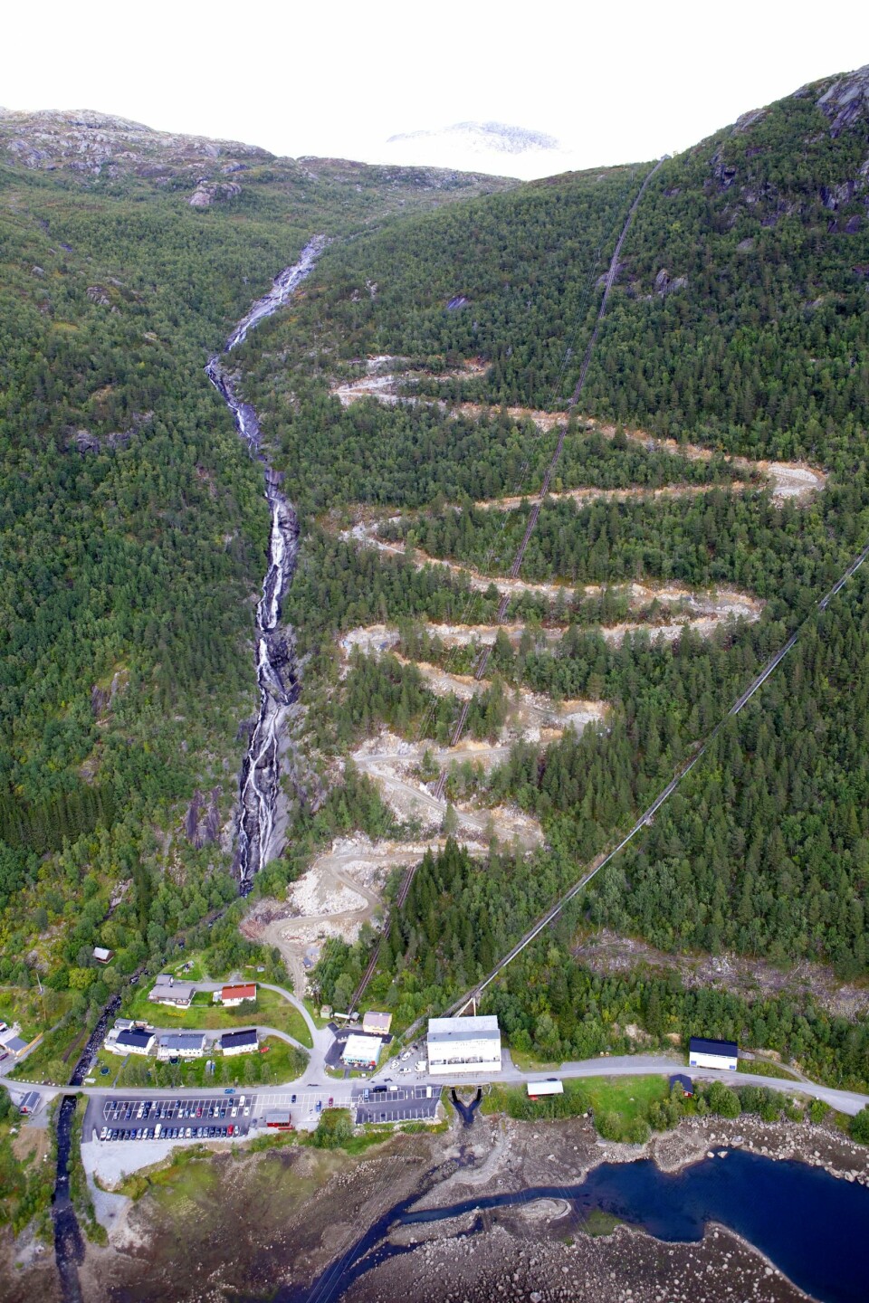ERSTATTET: I dag er trallebanen erstattet av en bilvei opp til Topp. Hårnålssvingene viser hvor bratt det er.