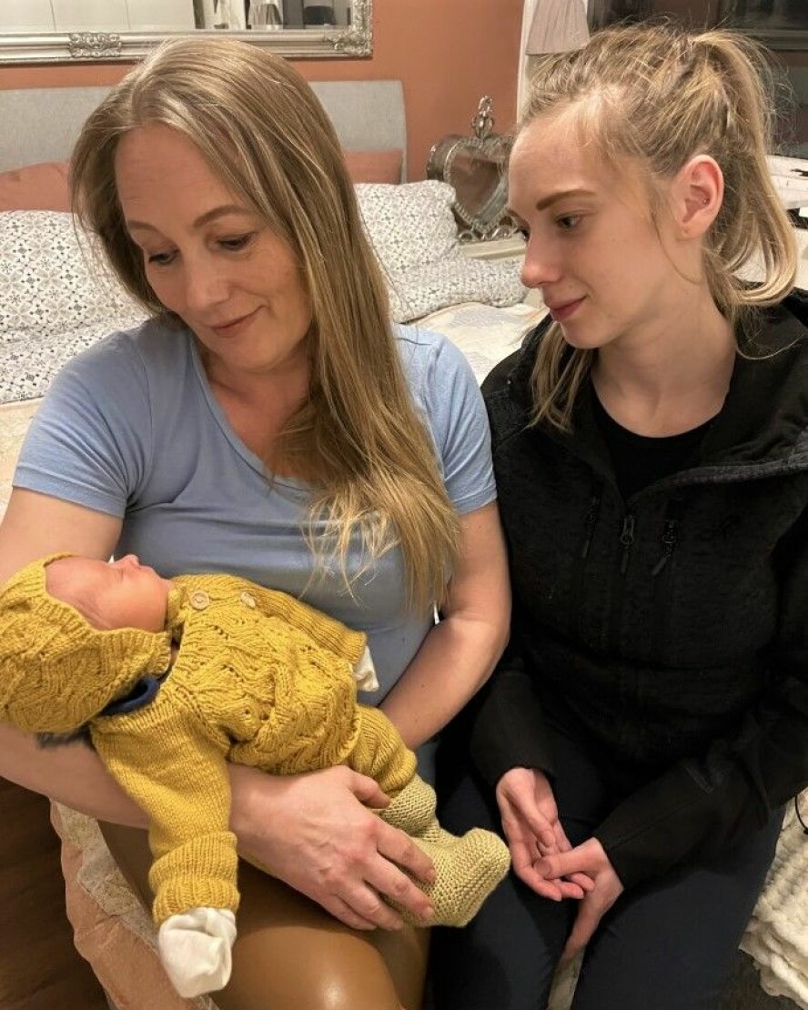 STOLT: Mormor Ida og datteren Anna avbildet med den vesle sønnen etter den helt spesielle hjemmefødselen.