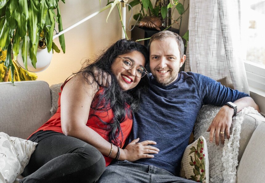 BOR I NORGE: Neha og Joachim har funnet lykken i hans gamle ungkarshule i Tomter. En merkelig feil på en datingside førte henne til Joachims trygge armkrok.