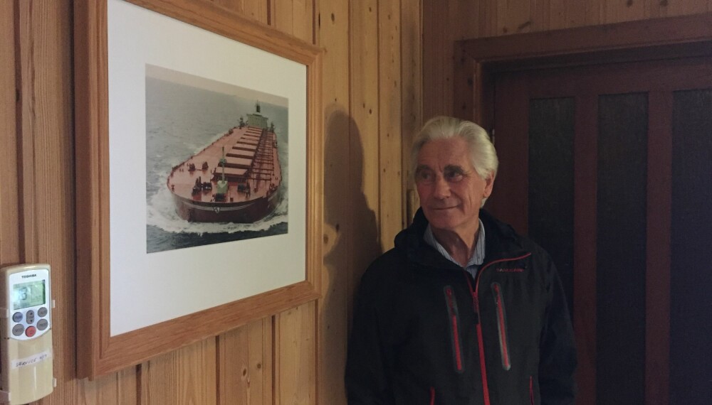 KAPTEINEN: Hjemme i Øystese har den pensjonerte kapteinen et bilde av «Berge Stahl» på veggen. Botnen var kaptein på flere Berge-giganter, blant andre 381 meter lange «Berge Emperor», som var verdens største da det ble sjøsatt i 1975.