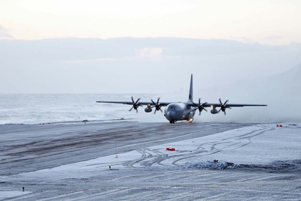<b>LANDING:</b> Forsvarets Hercules-fly benyttes til å fly inn forsyninger annenhver måned.