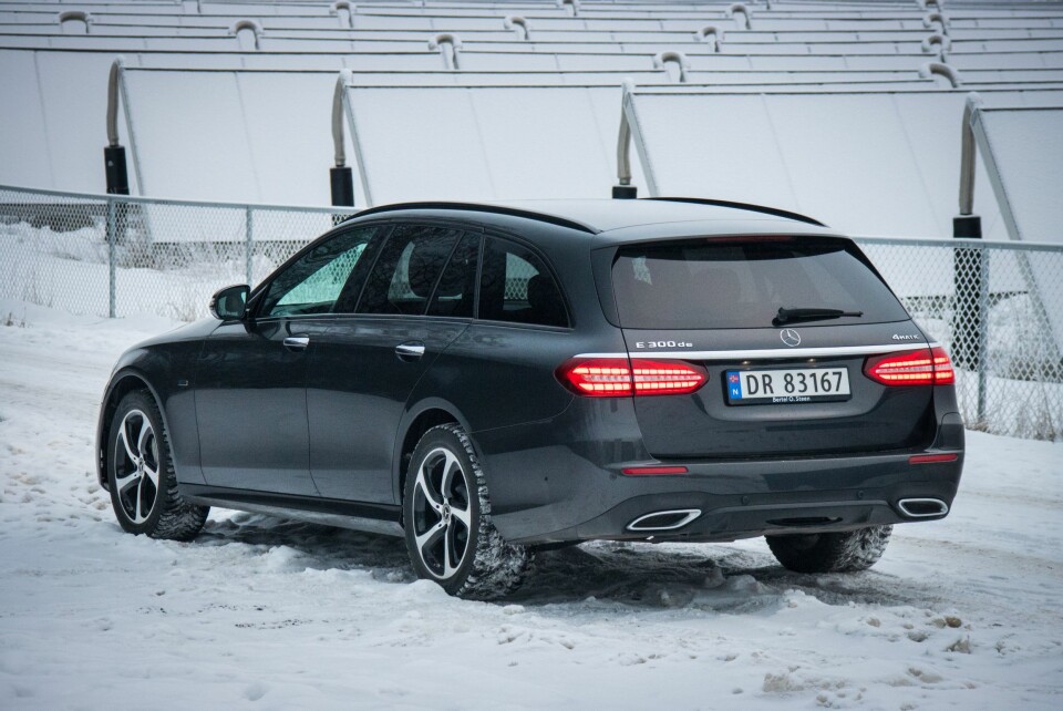 DIESELKRAFT: Mercedes E-klasse kombinerer el- og dieselmotor. Det gir rask akselerasjon og lavt forbruk.