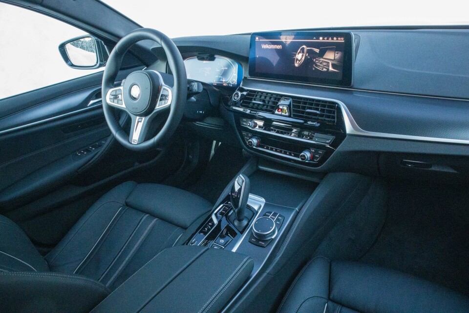 NØKTERN: 5-serie gjør ingen forsøk på skjermsjarmere deg. I stedet er det fullt førerfokus og glimrende kvalitetsfølelse.