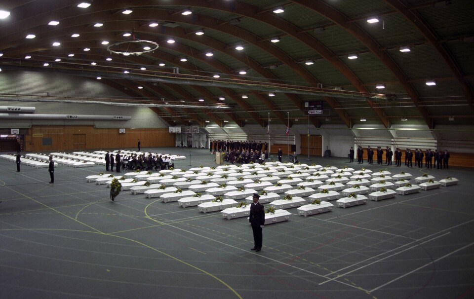 NORGES STØRSTE FLYULYKKE: Svalbard-ulykkens dimensjoner kom tydelig frem under minneseremoni en i Tromsøhallen. Politimenn sto æresvakt.