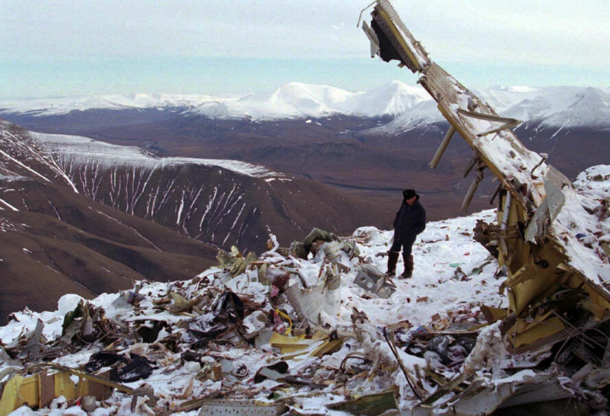 LETTE ETTER SVAR: En russer gikk blant vrakrestene til det styrtede flyet på toppen av Operafjellet og lette etter eiendelene til sine kjære.