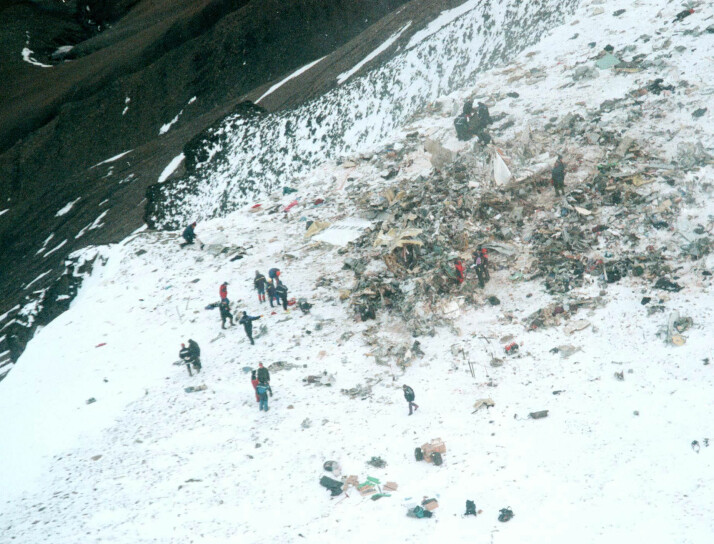 LETTE SAMMEN: Norske og russiske letemannskaper samarbeidet om redningsarbeidet på Operafjellet. Jobben var tung og slet tungt på mannskapene.