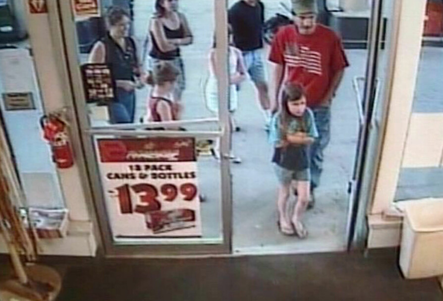 <b>AVSLØRT:</b> Over­våknings­kameraet fanget opp Joseph E. Duncan (i rød T-skjorte) og Shasta Groene på vei inn i en storkiosk, halvannen måned etter at hun ble bortført.