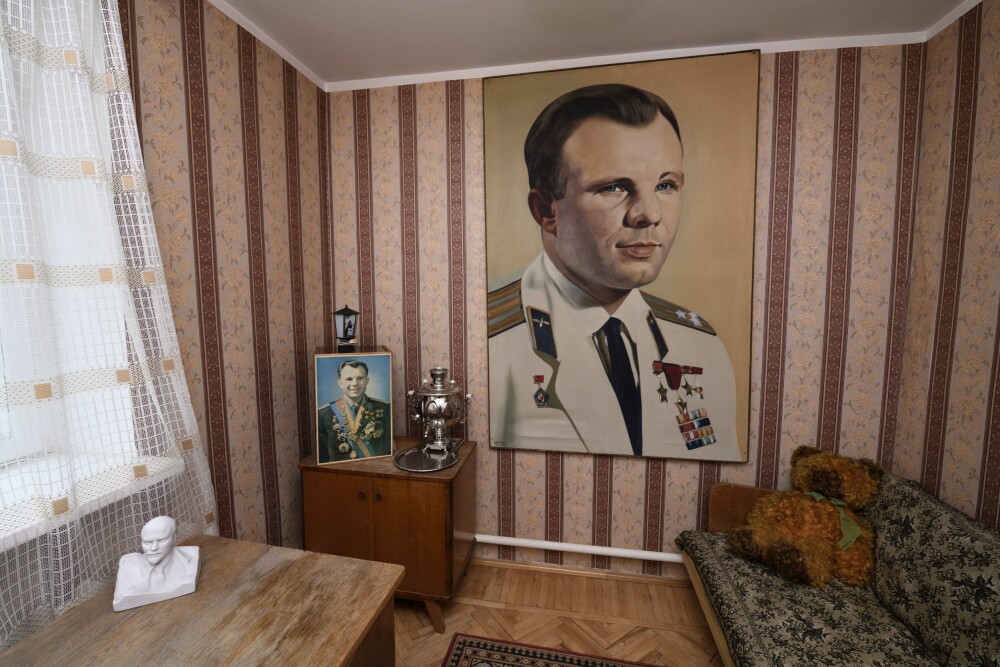 <b>DYRKES:</b> Stuen i huset Sovjet-regimet bygget til Gagarins foreldre, i byen som etter hvert fikk sønnens navn.