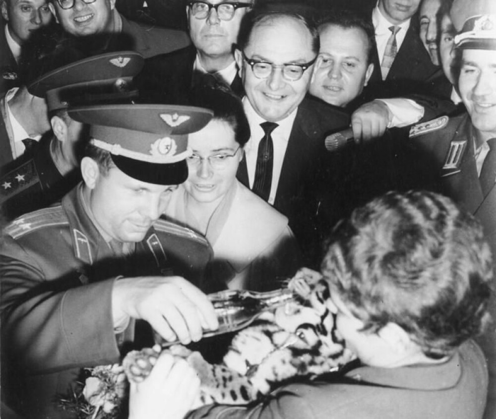 <b>VIST FREM:</b> Juri Gagarin ble vist frem som trofé verden rundt. Her døper han en tigerunge i dyreparken i Øst-Berlin i 1963.