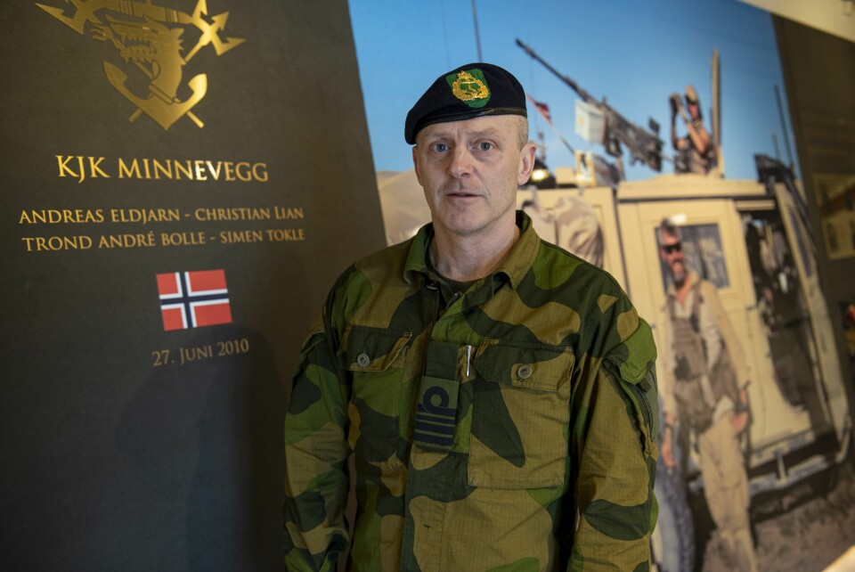 SAMHOLD: Sten Richard Larsen foran minneveggen over de falne kystjegerne i Afghanistan. Å miste folk har satt preg på en avdeling som er så liten at den føles som en stor familie.