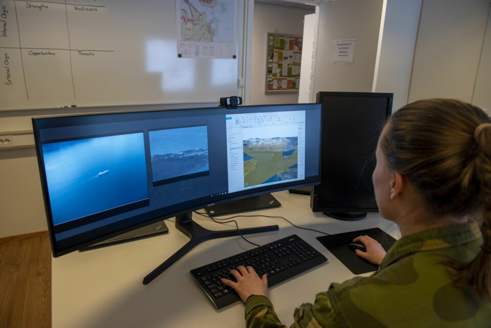 STRØMMER INFORMASJON: Siri er militær geoanalytiker. I operasjonsrommet på Trondenes mottar hun livesending fra en observasjonspost og setter sammen situasjonsforståelsen som blir videresendt til Sjøforsvaret.