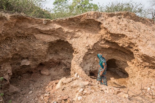 <b>LYKKEJEGER:</b> En frilans lykkejeger fra landsbyen Dhab skraper overflaten ved noen forlatte gruveganger i håp om å komme over noen flak med kråkesølv.  