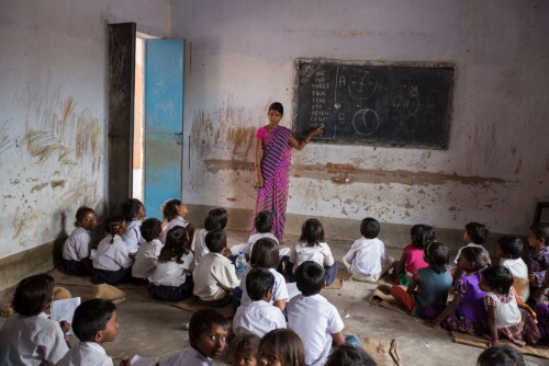 <b>EN LÆRER MED EN DRØM:</b> 27 år gamle Sunita Kumari jobber som lærer på den lokale skolen i landsbyen Dhab. Drømmen hennes er å gi barna som vokser opp her en bedre fremtid enn de illegale gruvene. – Jeg kan ikke gjøre noe for foreldregenerasjonen, sier hun. – Men hvis barna kommer på skolen og får en utdannelse kan jeg bidra til å skape en bedre fremtid for dem.