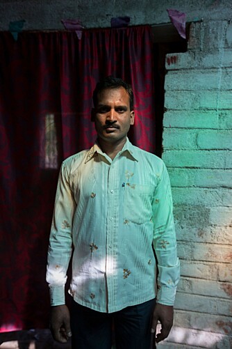 <b>ILLEGAL AGENT:</b> I fjor ble 35 år gamle Bimal Prasad Yadav tatt av politiet med 2000 kilo ulovlig kråkesølv. Han ble arrestert, fikk en måneds fengsel  og en bot på 25 000 rupier, tilsvarende nesten 4000 kroner. Likevel slutter han ikke. – Ja, jeg er redd, medgir han. <br/>– Men hva annet kan jeg gjøre?