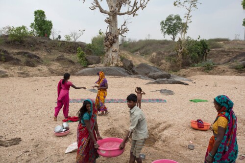 <b>MOR &AMP; SØNN I TOSPANN:</b> Den 22 år unge moren Lalo Devi får hjelp av sønnen til å bære en balje fylt med vann. I regntiden blir gruvene stengt. Da må hun som her få seg jobb på en lokal bondegård for å ha penger til mat. 