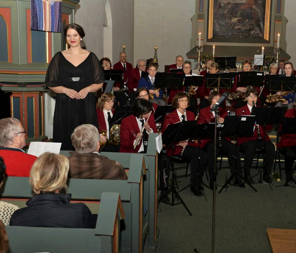 <b>HJEMMEPUBLIKUM:</b> Lise Davidsen stiller gjerne opp i lokale sammenhenger i Stokke når hun har mulighet. Her synger hun med det lokale korpset Korpset vårt i Stokke kirke. 