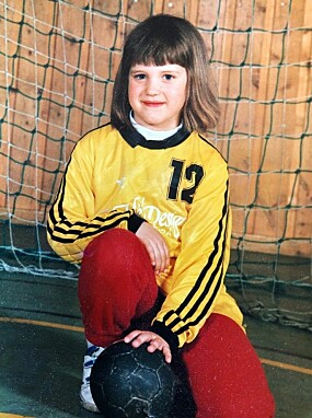 HÅNDBALL-JENTE: Her er Lise som stolt håndballjente, syv år gammel.