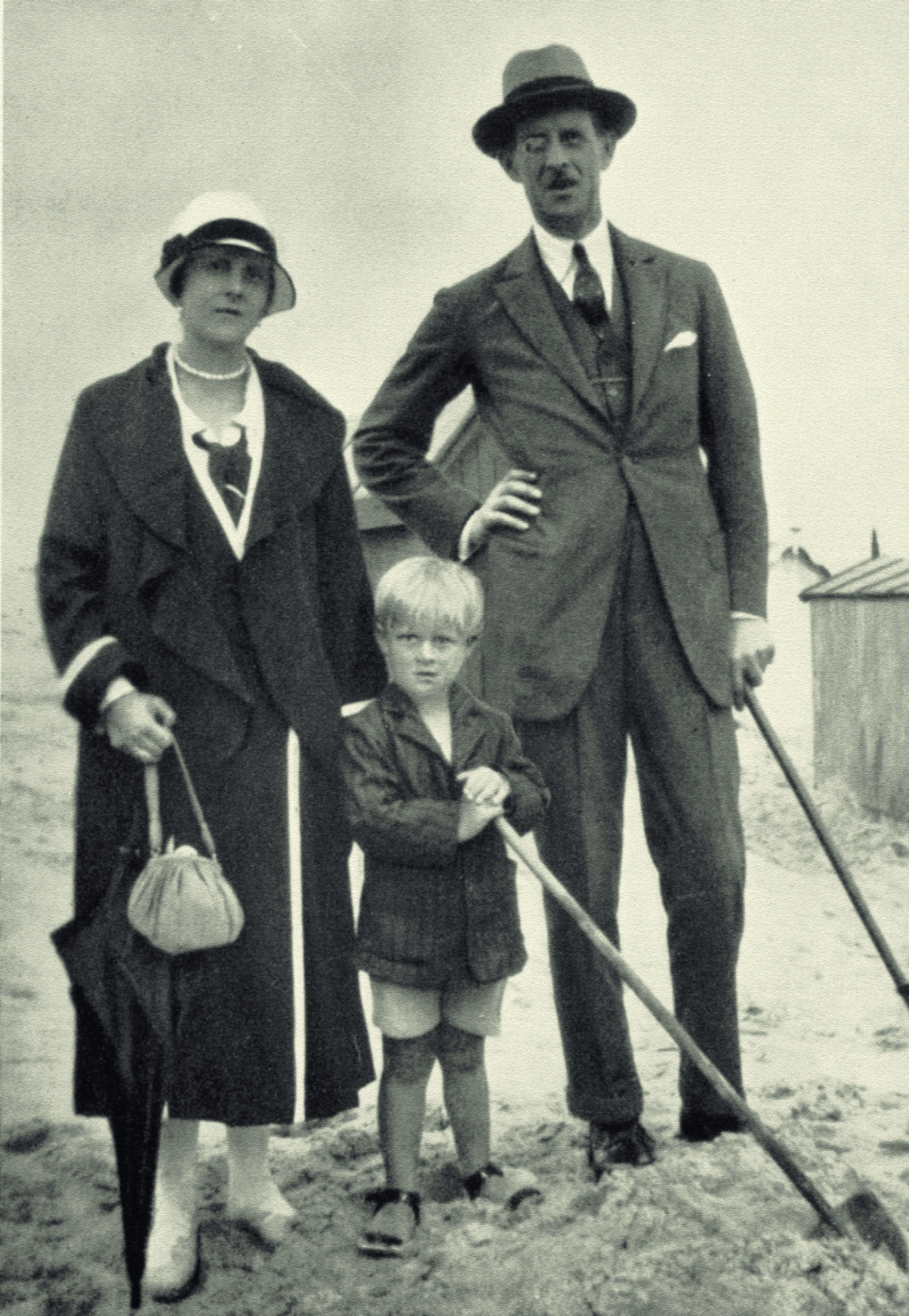 <b>MED MOR OG FAR:</b> Her er Philip på strandtur sammen med mamma Alice og pappa Andrew. Foreldrene giftet seg i 1903, 18 år før Philip ble født.