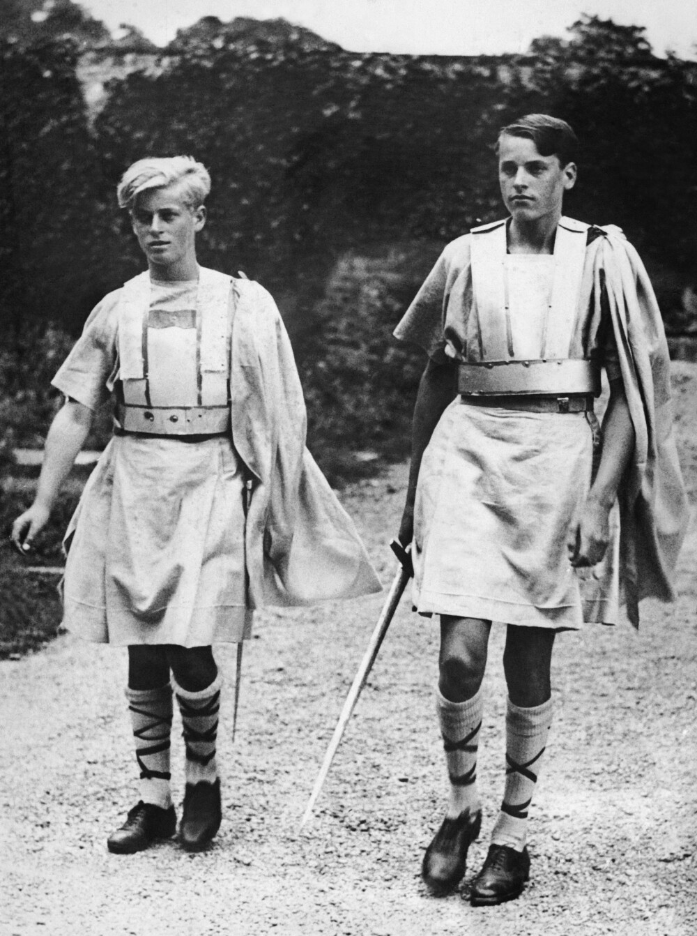 <b>TEATERKLAR:</b> I 1935 gikk Philip (til venstre) på Gordonstoun School i Skottland. Her er han iført kostymet til rollen som Donald Blane i Shakespeare-stykket «Macbeth».