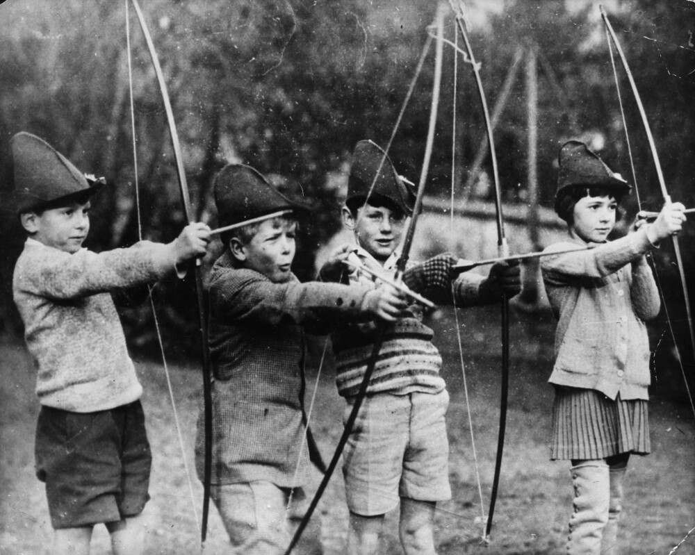 <b>PIL OG BUE:</b> Prins Philip (nummer to fra venstre) leker seg med pil og bue sammen med klassekameratene på den amerikanske skolen The Elms i Paris. Her tilbrakte han tre år. Bildet antas å være fra 1929.