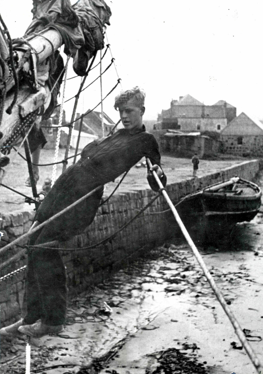 <b>HAVETS MANN:</b> Prinsen lærte å seile i løpet av sin tid på Gordonstoun. Her rigger han skolens seilskute Prince Louis. Bildet skal være fra rundt 1938. Som voksen tilbrakte han mange år i marinen.