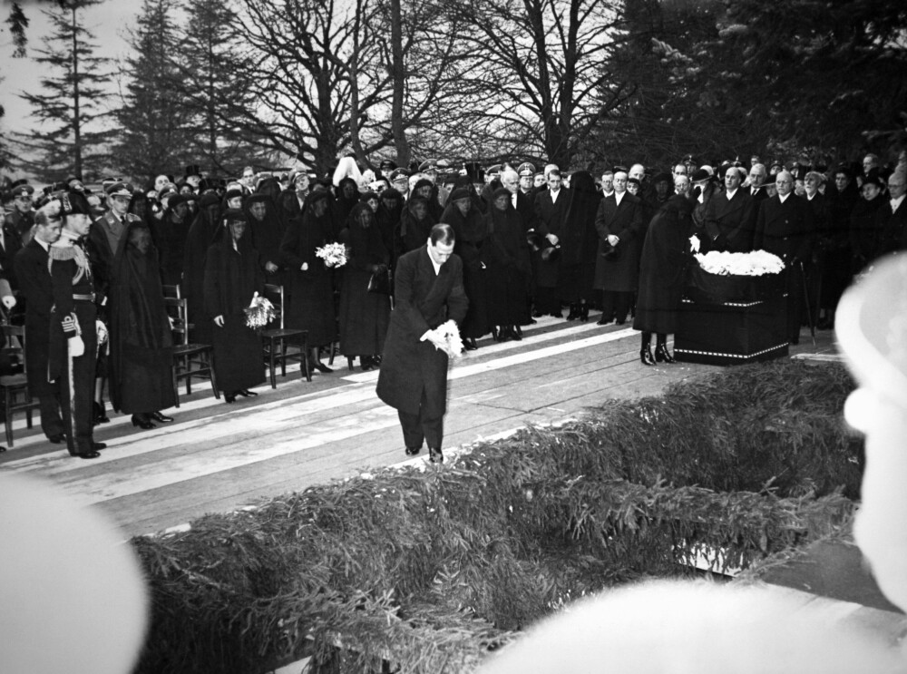 <b>TOK FARVEL:</b> 24. november 1937 ble Philips søster og hennes familie gravlagt i Darmstadt i Tyskland. Philip var 16 år gammel og kan ses helt til venstre i bildet bak sin onkel Louis Mountbatten. I begravelsen traff han foreldrene sine for første gang på mange år.