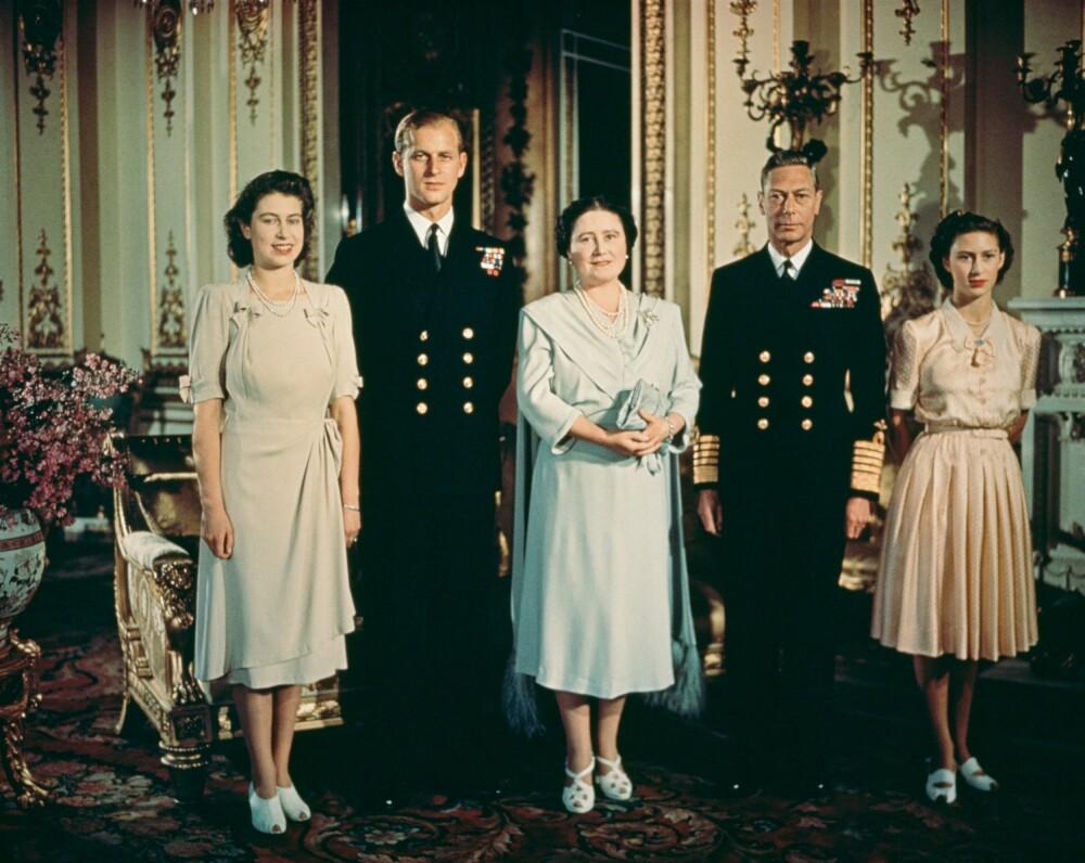 <b>KONGELIG FORLOVELSE:</b> 9. juli 1947 kom nyheten om at tronarvingen Elizabeth var forlovet. Her markeres den hyggelige begivenheten med et familieportrett. Fra venstre: Elizabeth, Philip, dronning Elizabeth, kong George og Elizabeths lillesøster prinsesse Margaret.