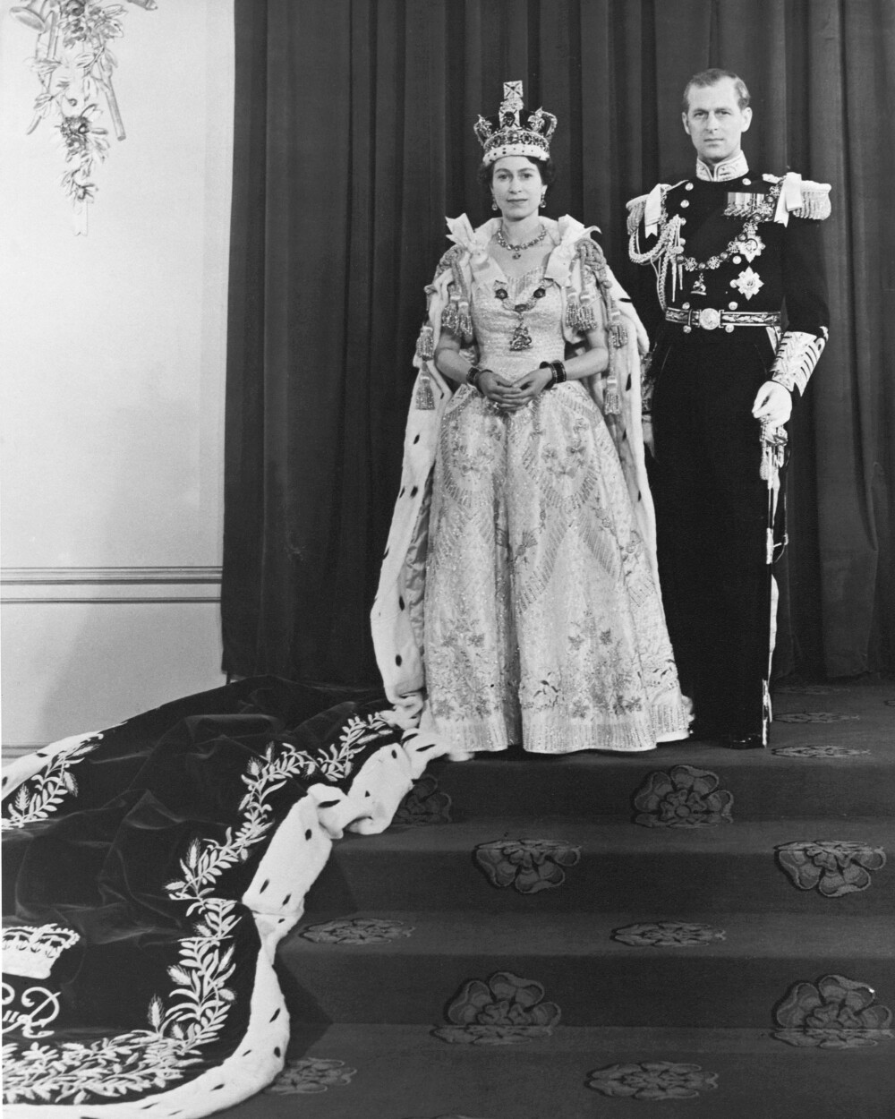 <b>KRONET TIL DRONNING:</b> Elizabeth var bare 25 år gammel da hun plutselig ble dronning av Storbritannia. Her er hun på kroningsdagen ett år senere med sin kjære Philip ved sin side.