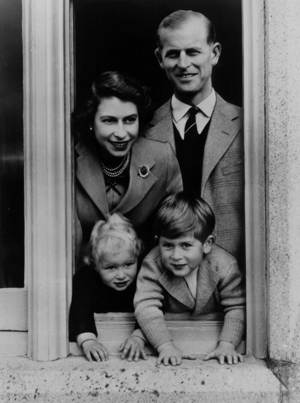 <b>FIRE I FAMILIEN:</b> Her er Philip og Elizabeth sammen med Charles og Anne på Balmoral Castle i Skottland 28. september 1952. Da hadde Elizabeth vært dronning i et drøyt halvår.