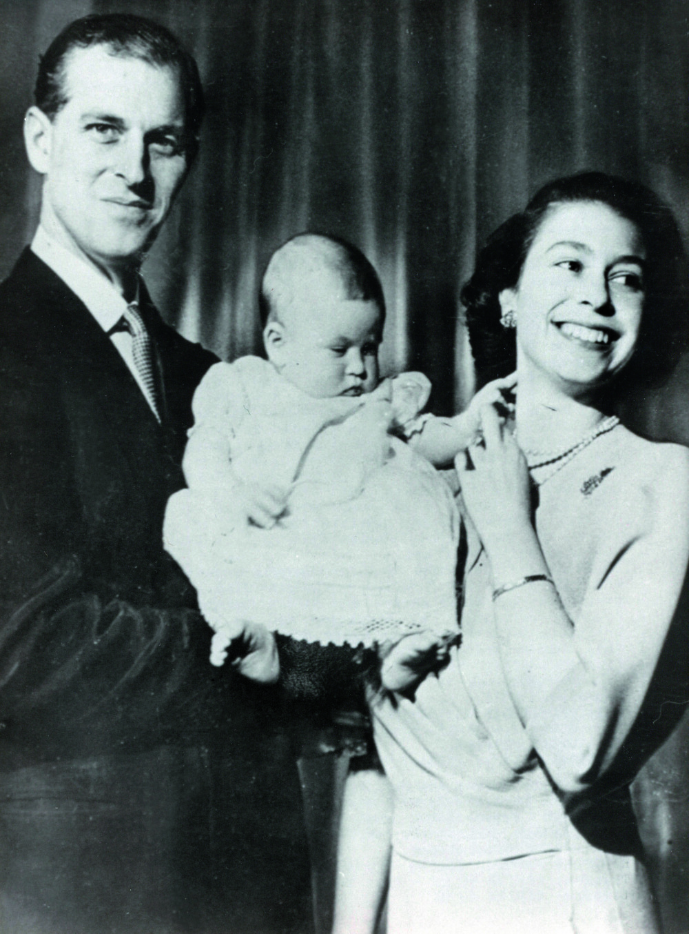 <b>TRONARVINGEN:</b> 14. november 1948 kom ekteparets førstefødte til verden. Her vises prins Charles frem 27. april 1949.