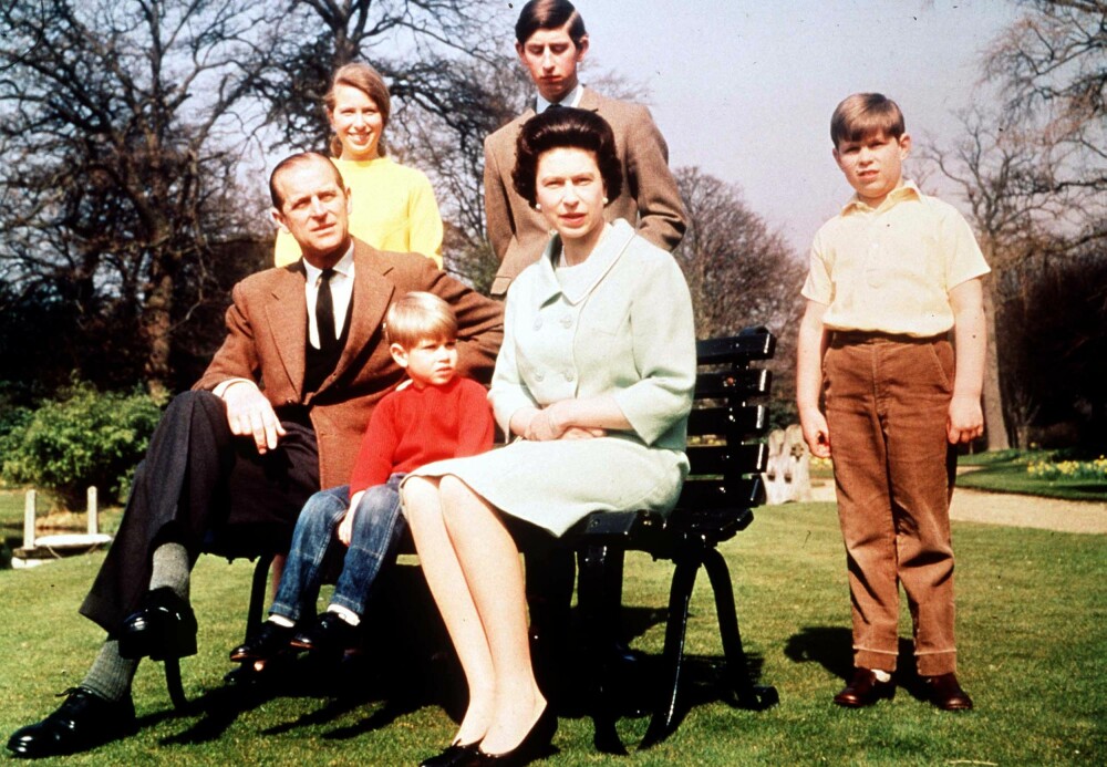 <b>STORFAMILIE:</b> Her er Philip og Elizabeth omringet av sine fire barn i 1968. Mellom ekteparet sitter yngstemann Edward. Bak dem står Anne og Charles, mens Andrew står på siden.