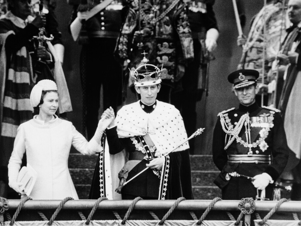 <b>POMP OG PRAKT:</b> 1. juli 1969, det året Charles fylte 21 år, ble han formelt innsatt som prinsen av Wales. Her presenteres han av sine stolte foreldre på Caernarfon Castle i Wales.