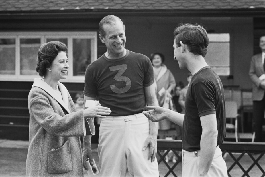 <b>POLO-PAPPA:</b> Prins Philip spilte polo frem til han ble 50 år. Her har han og Charles spilt en polokamp i 1967. Dronning Elizabeth delte ut trofeer til mann og barn.
