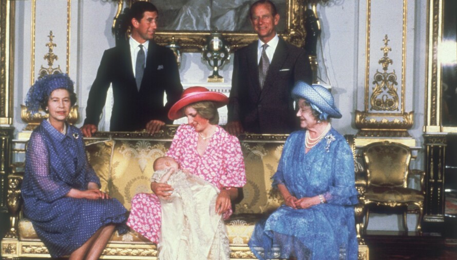 FIRE GENERASJONER: Da prins William ble døpt 4. august 1982, var han den yngste av fire generasjoner til stede. Fra venstre: Dronning Elizabeth, Diana med William og dronningmoren Elizabeth. Bak står den stolte far Charles og bestefar Philip.