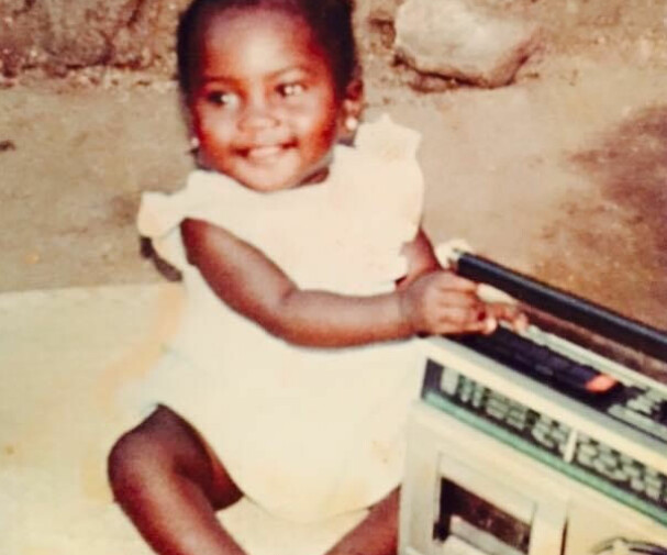 <b>LEKEN OG NYSGJERRIG:</b> Sonja som liten <br>i Sør-Sudan, fascinert av en kassettspiller.