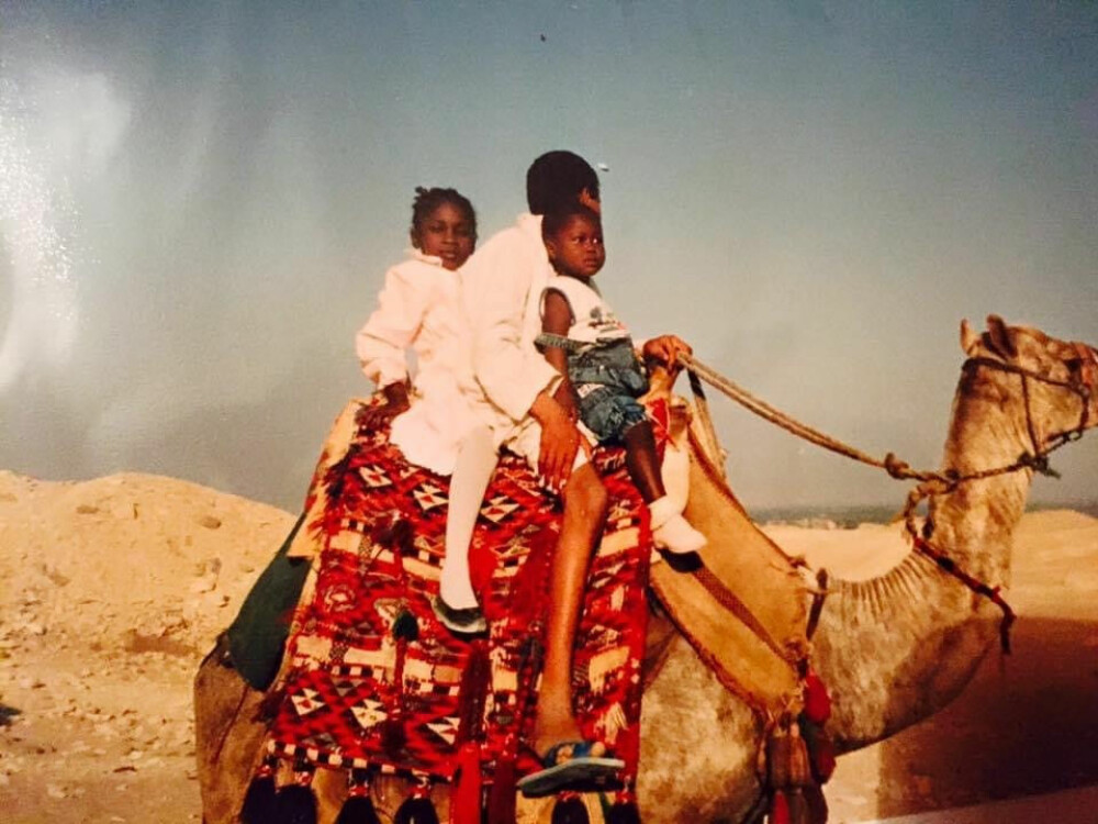 <b>BARNDOMSMINNE:</b> Sonja og lillesøsteren Julia på kamelridetur i Egypt.