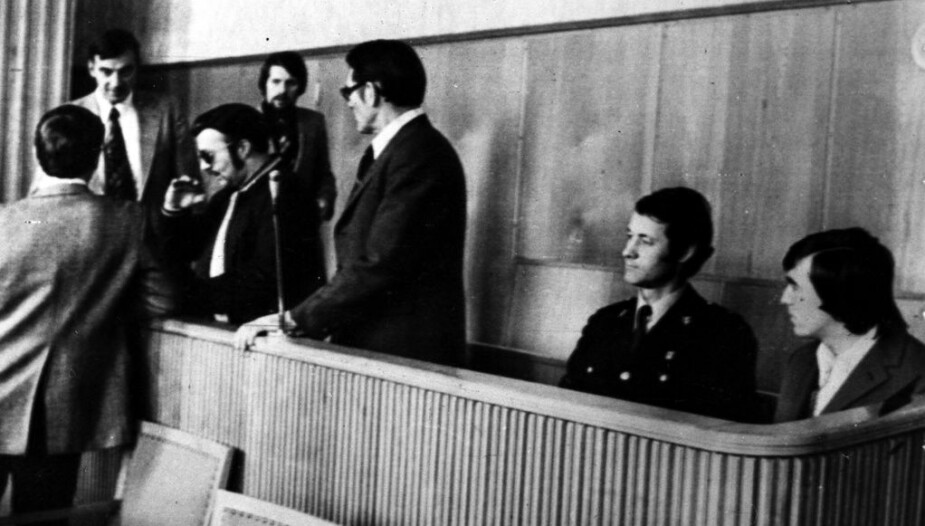 TRONDHEIM: 15. oktober 1975 er Edgar Antonsen på vei inn i rettsalen for å ta plass på tiltalebenken da tredje dag av rettsaken åpnet.