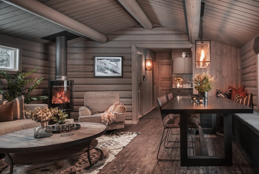 Gulnede tømmervegger kan selvsagt også fargesettes på samme måte som panel. Denne tømmerhytta i Trysil fikk alle overflatene behandlet med Osmo Dekorvoks 3142 Fjell.