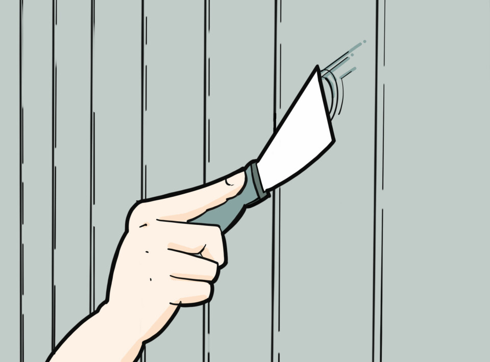 Hull og sprekker i veggen sparkles før eller etter behandlingen. Følg produsentens anbefalinger, eller gjør noen prøver. Sparkles den før behandling, må sparkelen vær en type som suger opp fargen på samme måte som treverket rundt. Sparkles det etterpå, kan det brukes en type farget sparkel eller reparasjonsvoks.