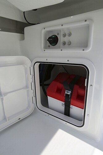 <b>PENT:</b> I Silver Beaver BR er batteri, hoved­strøms­bryter og sikringer plassert godt beskyttet i konsollens babord side, foran passasjerens føtter.