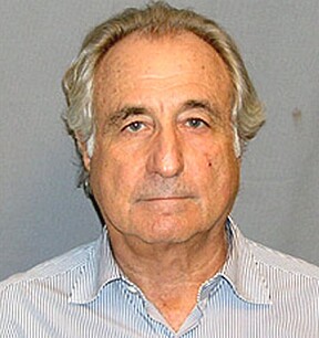 TEPPEFALL: Arrestasjons-bilde av Bernard Madoff, som ble pågrepet for snart ti år siden.