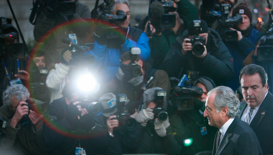 SKAMMENS VEI: Finansmannen Bernard Madoff går forbi fotografene på vei inn
i rettslokalet i New York
i mars 2009 for å motta straffen for det som regnes som
tidenes største svindel.