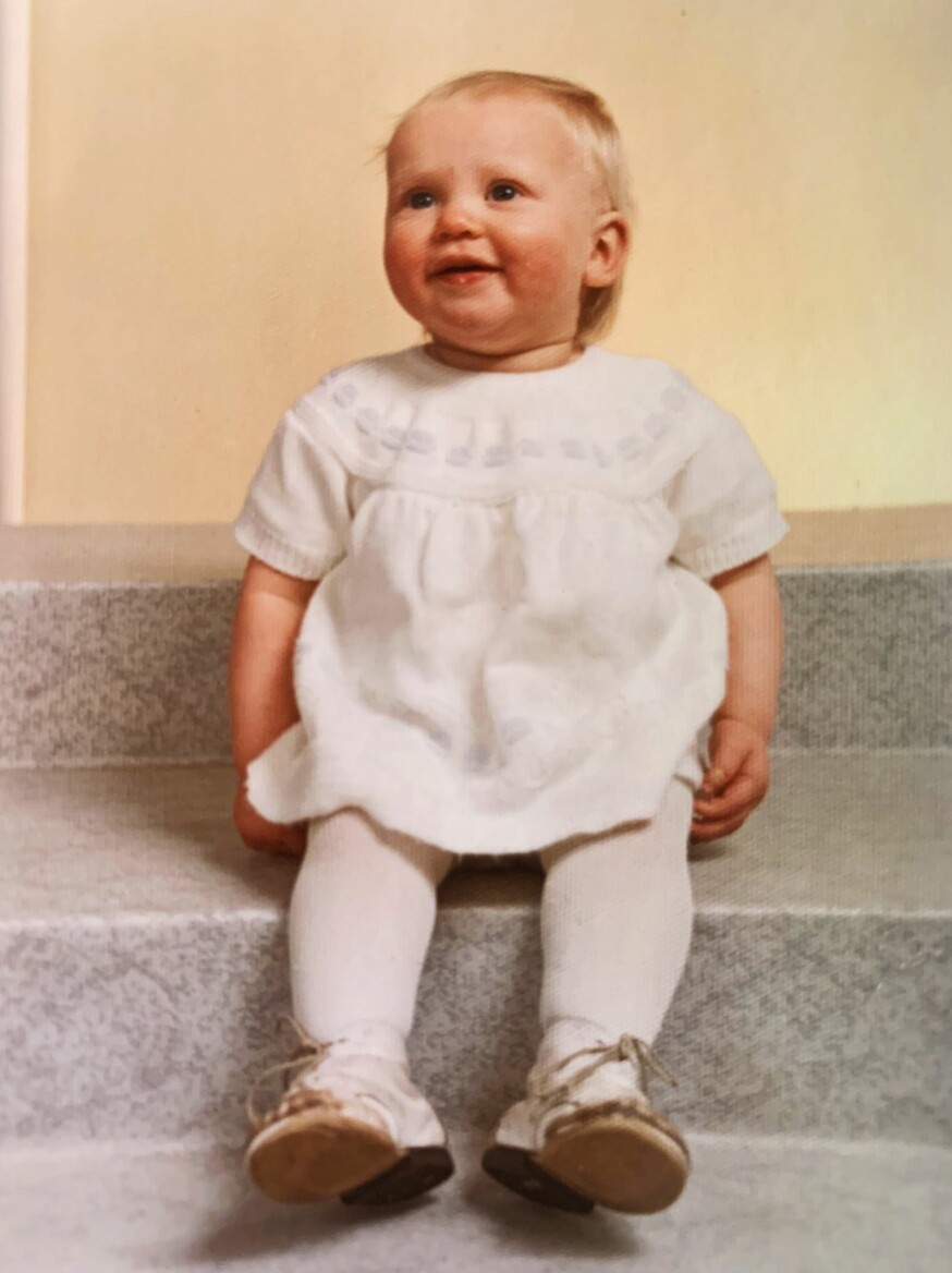 LYKKELIG BARNDOM: Eli Kari på sitt aller første besøk hos fotografen. – Jeg tenker tilbake på de ti første årene mine som fullstendig lykke, sier Leikanger-jenta.